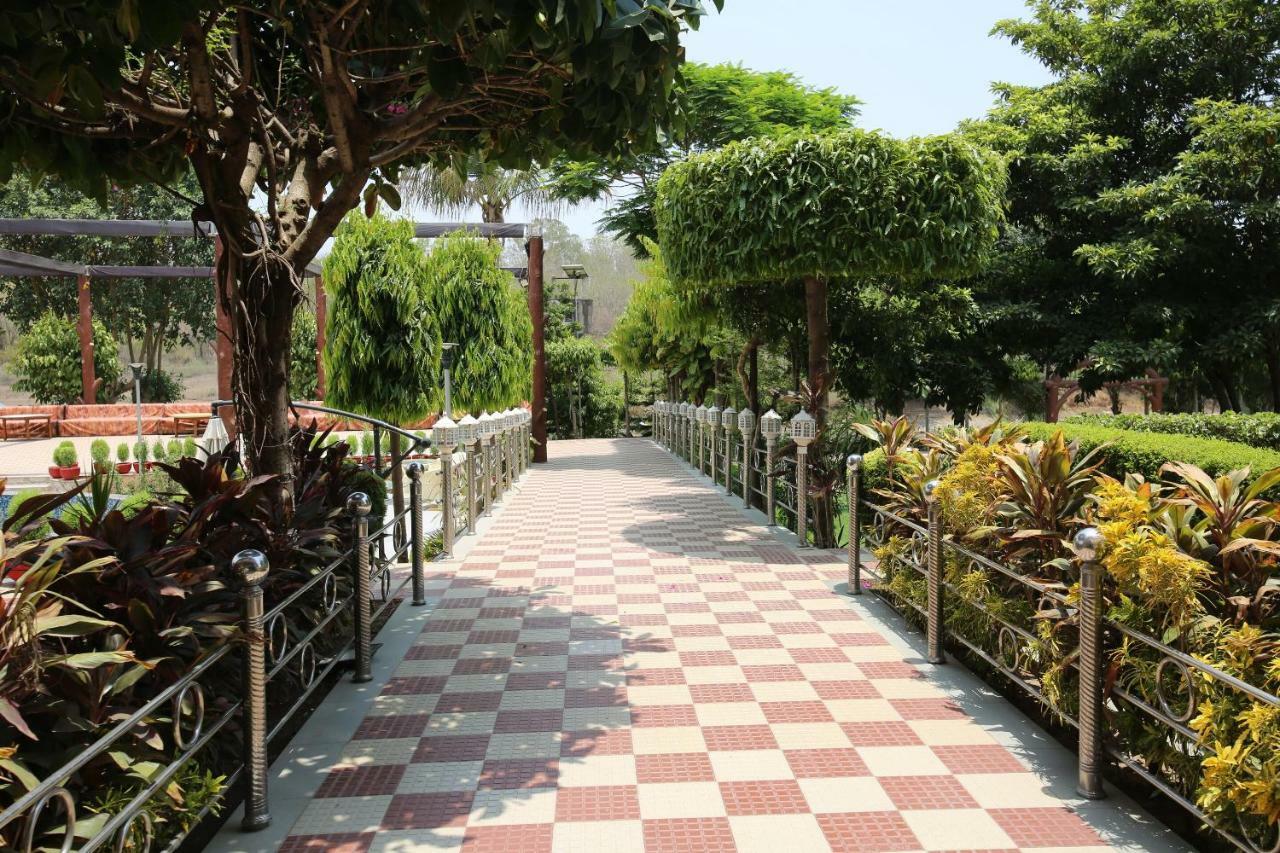 Oyo 38414 Rain Basera Resort Jabalpur Bagian luar foto